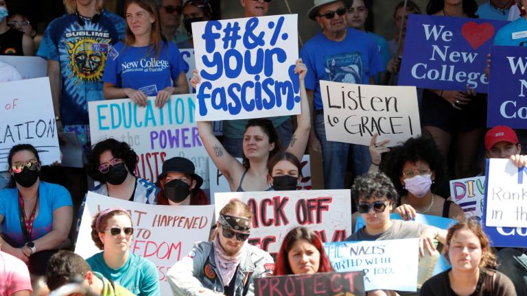  Estudiantes realizan una marcha de protesta contra DeSantis. Foto: Reuters