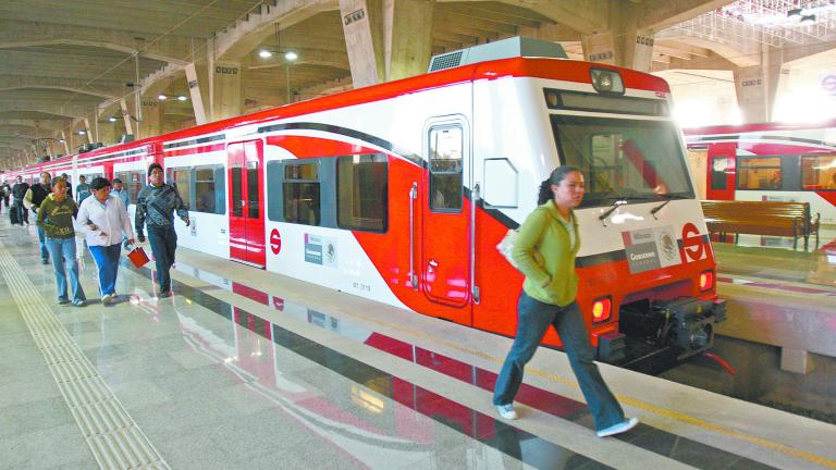 MÉXICO, D.F., 01JUNIO2008.- En punto de las 07:00 a.m. arrancaron las operaciones comerciales del Tren Suburbano que corre de la estación de Buenavista a Lechería en el Estado de Mexico, aún con poca afluencia los pasajeros tuvieron que paga una tarifa de 5.50 si es distancia corta y de 12.50 si es distancia larga. FOTO: MOISÉS PABLO/CUARTOSCURO.COM