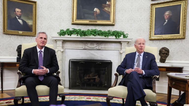 Con la amenaza de un inédito impago de Estados Unidos en ciernes, una reunión entre el presidente Joe Biden y el líder de la oposición Kevin McCarthy no resolvió este lunes el enfrentamiento entre ambos, pese a que ambos calificaron el encuentro de "productivo". Foto: Reuters