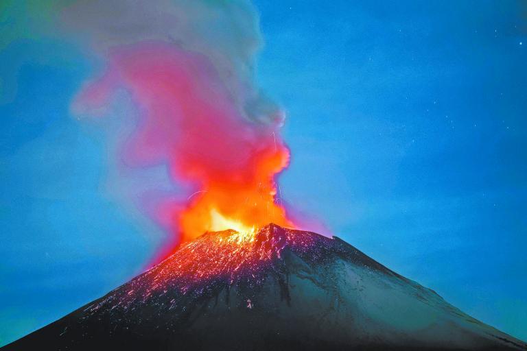 El volcán Popocatépetl ha registrado en las últimas horas un total de cinco exhalaciones, 1,389 minutos de temblores, dos explosiones moderadas y otra actividad sísmica. Foto: AFP