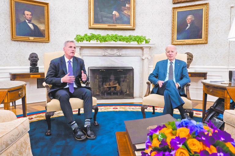 Joe Biden, presidente de Estados Unidos, y Kevin McCarthy, líder de la Cámara de Representantes. Foto: AFP