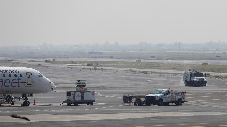 Aeropuerto Internacional de la Ciudad de México suspende operaciones por presencia de ceniza volcánica. Foto: Reuters