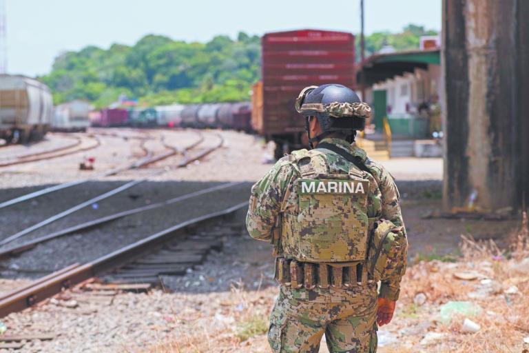 La madrugada del viernes 19 de mayo, personal de la Marina aseguró el control del tramo Medias Aguas, Coatzacoalcos, concesionado a Ferrosur, de Grupo México. Foto: Cuartoscuro