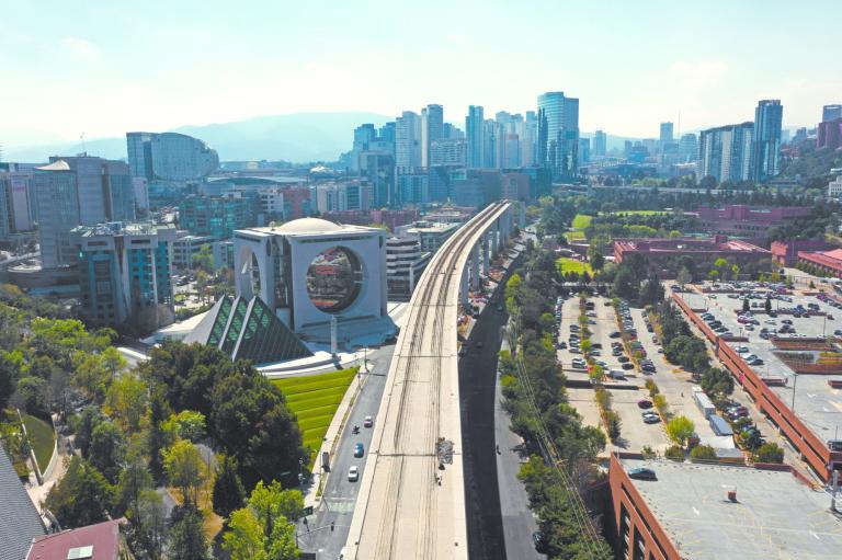 El Tren Interurbano contempla una estación en Santa Fe, lo cual es un punto a su favor para la ocupación de oficinas en esta zona. Foto: Cuartoscuro.