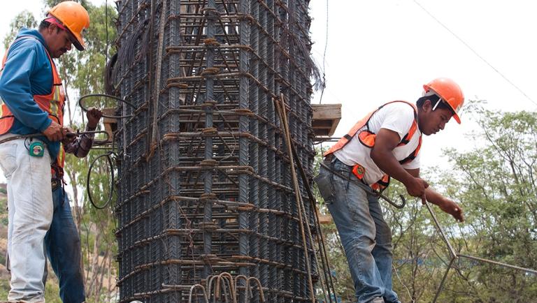 QUERETARO, QUERETARO, 10JUNIO2010.- Trabajadores, realizan, labores de construccion del distribuidor vial Bicentenario con una inversion de 275 millones de pesos, via que tendra una capacidad de 11 mil 400 vehiculos por hora. Se tiene previsto que la construccion cocluya en 5 fases que duraran aproximadamente 11 meses. FOTO: DEMIAN CHAVEZ/CUARTOSCURO.COM