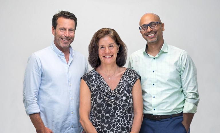 Fundadores de Quona: Jonathan Whittle, Monica Brand-Engel y Ganesh Rengaswamy.