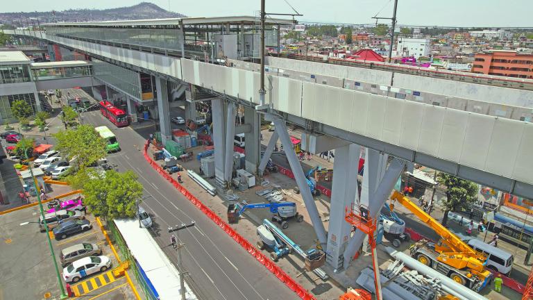 El secretario de Obras, Jes˙s Esteva, encabezÛ un recorrido por las obras de rehabilitaciÛn del tramo elevado de la LÌnea 12 del Metro, el cual casi va cumplir dos aÒos cerrado tras el fatal accidente en la estaciÛn Olivos.