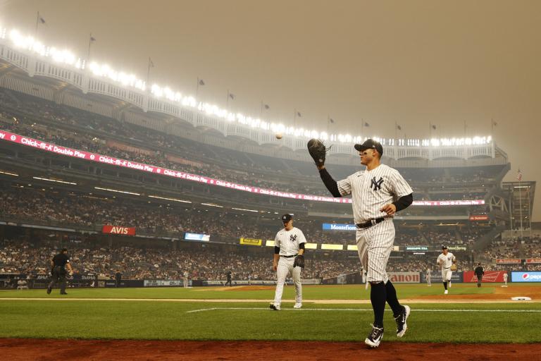 El 6 de junio de 2023, el aire del estadio de los Yankees de Nueva York se cubrió de humo procedente de un incendio forestal en Canadá. Foto: AFP