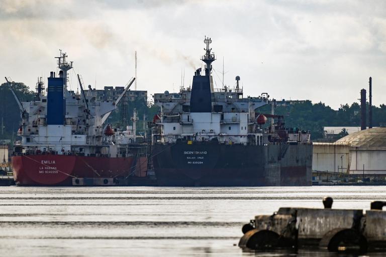 El tanquero mexicano Bicentenario, con un cargamento estimado de 265,000 barriles, arribó al puerto de La Habana el 6 de junio. Foto: AFP