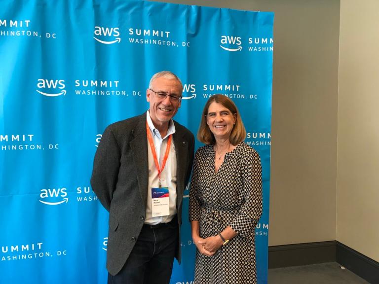 Mark Ryland, director de la Oficina del CISO de AWS, y Abby Daniels, gerente de Sector Público de AWS para América Latina. Foto EE: Rodrigo Riquelme