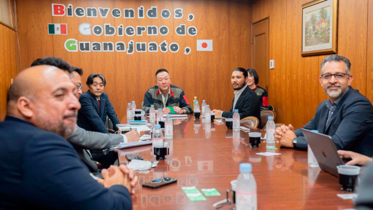 El gobernador de Guanajuato, Diego Sinhue Rodríguez visitó al equipo directivo de Okita Iron Works en Japón. Foto EE: Cortesía Twitter / @diegosinhue