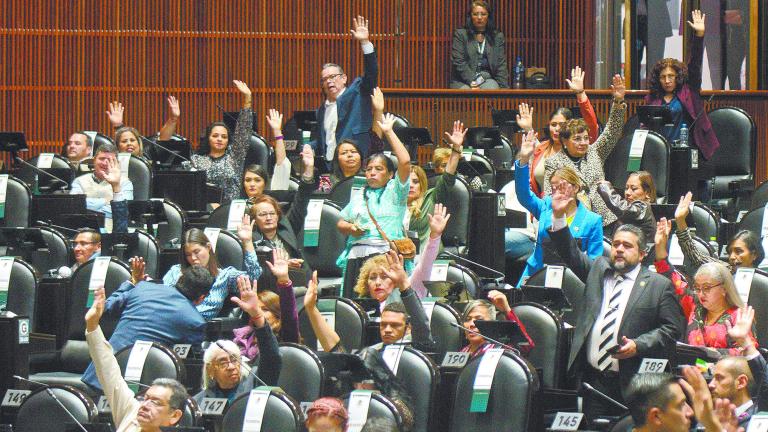 Votaci�n del grupo parlamentario de Morena, durante la sesi�n de la C�mara de Diputados.