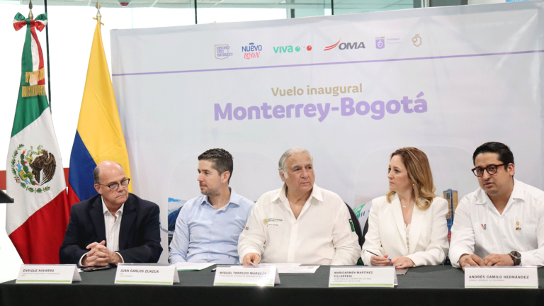 El secretario de Turismo federal, Miguel Torruco Marqués, encabezó la ceremonia de inauguración de la ruta aérea de Viva Aerobús. Foto EE: Cortesía