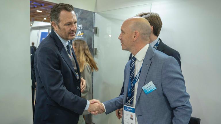 Reunión entre directivos de Airbus y el gobernador de Querétaro, Mauricio Kuri González, en el marco del Paris Air Show que se realiza en Francia. Foto: Cortesía