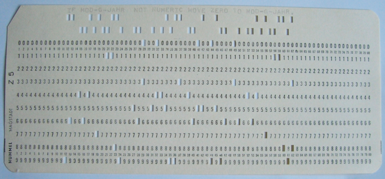 Una tarjeta perforada que formaba parte de un programa COBOL real para un sistema Univac 90/30. FOTO EE: Cortesaía Rainer Gerhards via Wikimedia Commons