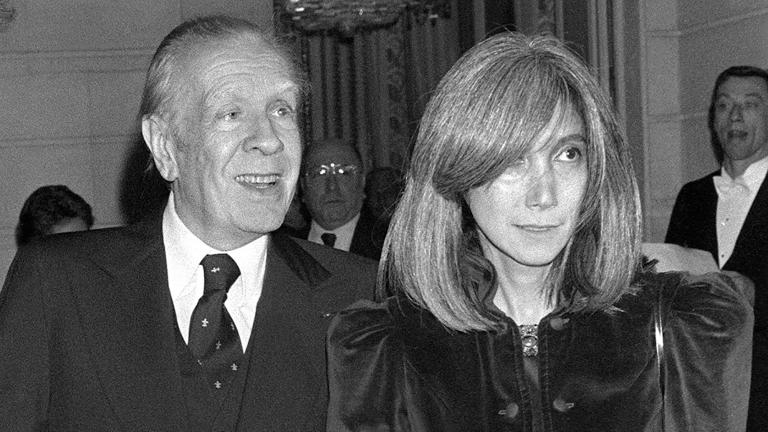  El escritor argentino Jorge Luis Borges junto a su esposa María Kodama llegando al Palacio del Elíseo en París el 19 de enero de 1983. Foto: AFP