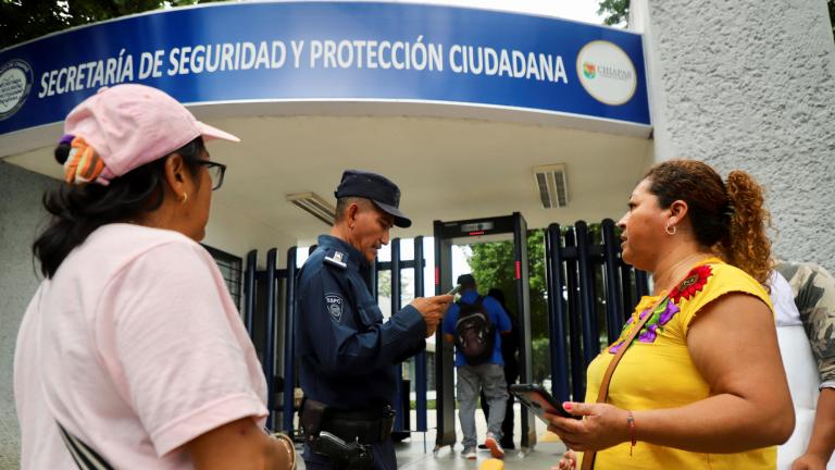 Familiares de los empleados de Seguridad del Estado secuestrados por miembros de un grupo armado protestan frente a la SSPyPC Chiapas, en Tuxtla Gutiérrez, el 28 de junio de 2023. Foto: Reuters