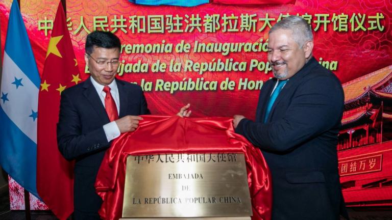 El Encargado de Negocios de la embajada china en Honduras, Yu Bo, y el Ministro de Relaciones Exteriores hondureño, Eduardo Reina,  5 de junio de 2023. Foto: Presidencia de Honduras vía Reuters