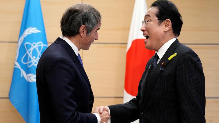 Rafael Mariano Grossi, Director General del Organismo Internacional de Energía Atómica, estrecha la mano con el Primer Ministro japonés Fumio Kishida, antes de presentar el informe integral de la OIEA sobre la liberación de agua tratada de Fukushima, martes 4 de julio de 2023, Tokio. Foto: Reuters