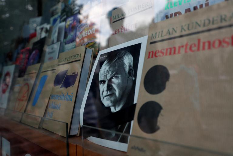 Milan Kundera se convirtió en una de las voces más disidentes del totalitarismo comunista que plasmó en su obra literaria. Foto: Reuters