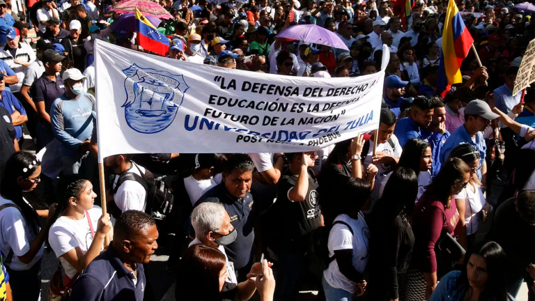 El 16 de enero de 2023 profesores, personal administrativo, estudiantes y la sociedad civil salieron a la calle en Maracaibo (Venezuela) para reclamar mejores salarios. Foto: Humberto Matheus / Shutterstock