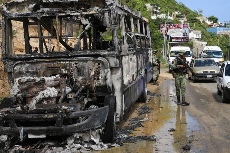 Un camión fue incendiado el 5 de julio pasado en el lugar conocido el derrumbe, en la zona poniente de Acapulco. Foto: Cuartoscuro