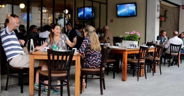 Canirac ofrece a sus afiliados un proceso para beneficiarse de la suspensión del Reglamento de Control del Tabaco y reactivar zonas de fumadores en sus restaurantes. Foto EE: Archivo