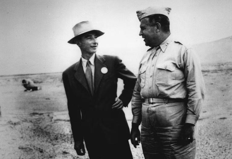 Robert Oppenheimer y el General Leslie Groves, en el punto cero del ensayo nuclear. Foto EE: Cortesía Departamento de Energía