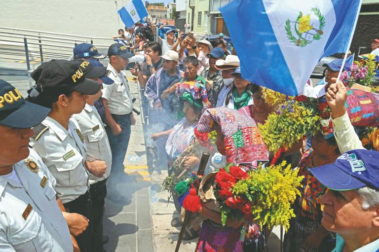 Manifestantes con flores blancas hicieron un llamado a la paz y piden la renuncia de la fiscal. Foto: AFP