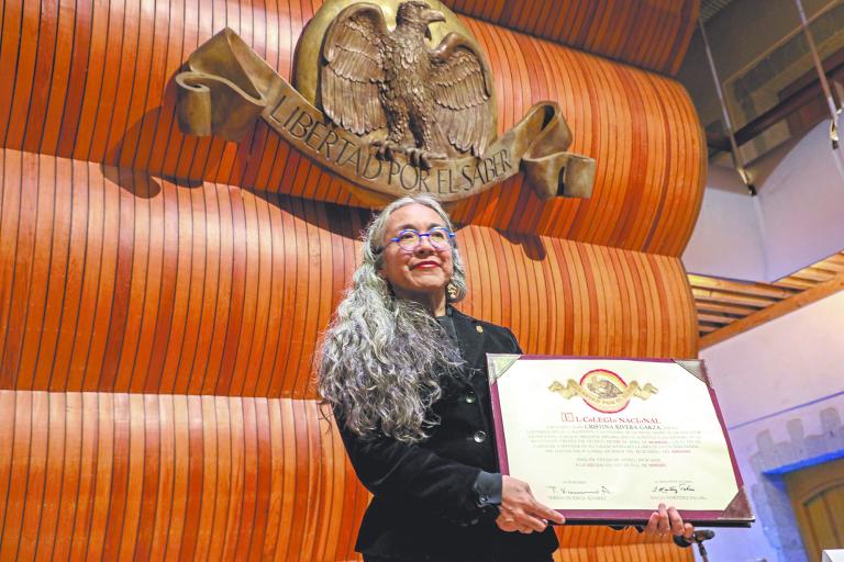 Cristina Rivera Garza ingresó a El Colegio Nacional con un discurso titulado “Escribir con el presente: archivos, fronteras, cuerpos”. Foto EE: Hugo Salazar