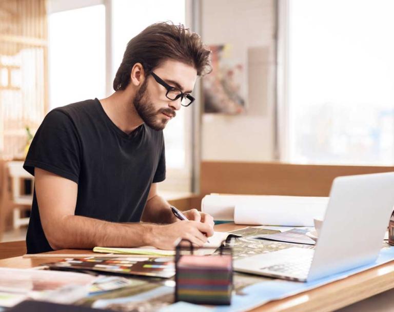 Ser freelance da la posibilidad de gestionar su tiempo y tener una mayor autonomía.