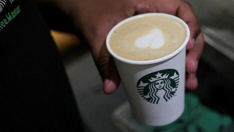 Durante el trimestre, las cafeterías Starbucks crecieron 26.1% en las ventas mismas tiendas. Foto: Reuters