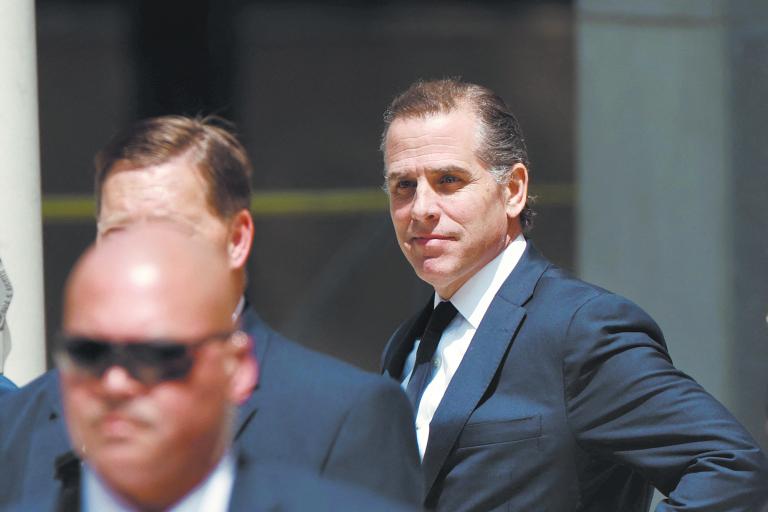 Hunter Biden abandona la corte federal en Wilmington, Delaware, el día de ayer. Foto: Reuters