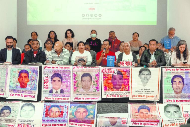 En el Centro Pro, padres y familiares de los estudiantes de Ayotzinapa realizaron un posicionamiento sobre el último informe del GIEI. Foto: Cuartoscuro