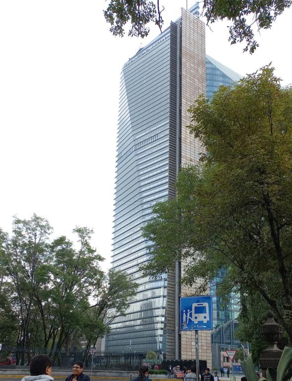 La torre Chapultepec Uno se encuentra en Avenida Paseo de la Reforma, junto a otro gran rasacielos como la Torre BBVA. Foto: Cortesía.