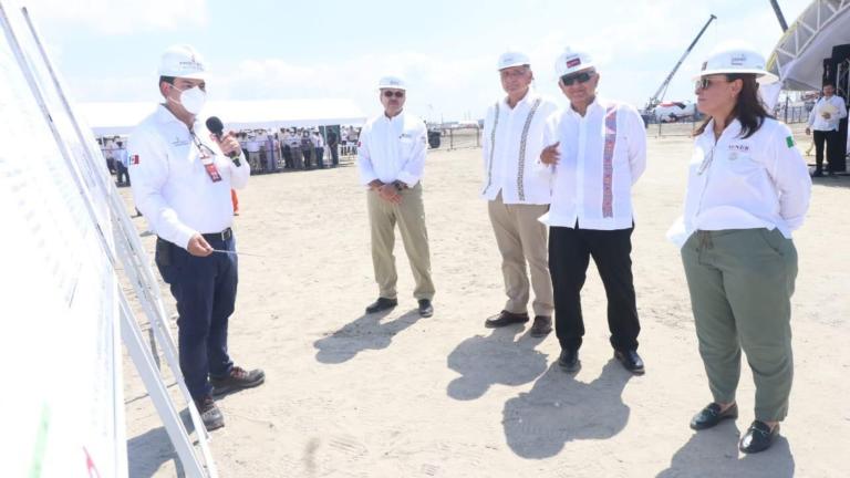 Daniel Flores Nava (el primero de izquierda a derecha), operador político de Adán Augusto López en Veracruz. Foto EE: Especial.