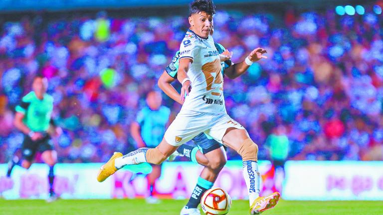 Jorge Ruvalcaba del Pumas y Jonathan Perlaza del Quer�taro durante el partido de la jornada 14 del Torneo Clausura 2023 de la Liga MX, en el estadio Corregidora.