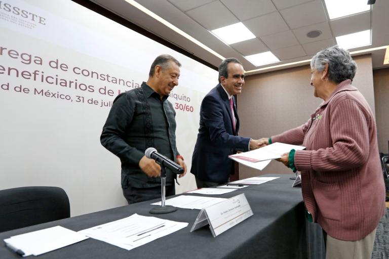 Pedro Zenteno Santaella, director del Issste, y Cesar Buenrostro Moreno, vocal ejecutivo del Fovissste. Foto: Cortesía.