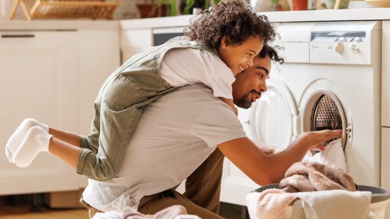 La educación tanto escolar como en el hogar debe fomentar relaciones más igualitarias y sanas. Foto: Shutterstock.