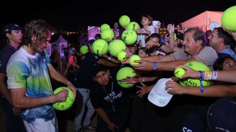 Tsitsipas dando autógrafos en el Abierto de Tenis de Los Cabos. Foto EE: Especial