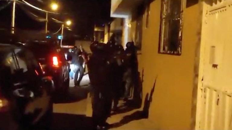 Agentes de policía toman posición frente a una casa, a raíz del asesinato del candidato presidencial ecuatoriano Fernando Villavicencio, en Quito, Ecuador, en esta captura de pantalla de un video publicado el 10 de agosto de 2023. Foto: Policía Nacional de Ecuador vía Reuters