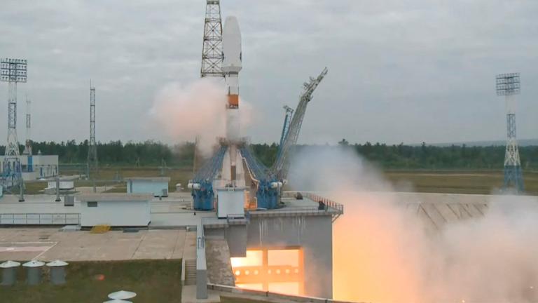 Un cohete Soyuz-2.1b con una etapa superior Fregat y la nave espacial de aterrizaje lunar Luna-25 despega desde una plataforma de lanzamiento en el Cosmódromo de Vostochny en la lejana región de Amur Oriental, Rusia, en esta imagen fija de un video tomado el 11 de agosto de 2023. Foto: Roscosmos vía Reuters