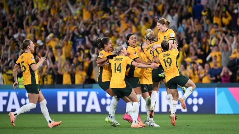 Las Matildas celebran el penalti ganador de Cortnee Vine que les dió su pase a la semifinal del Mundial Femenil 2023. Foto: Reuters.