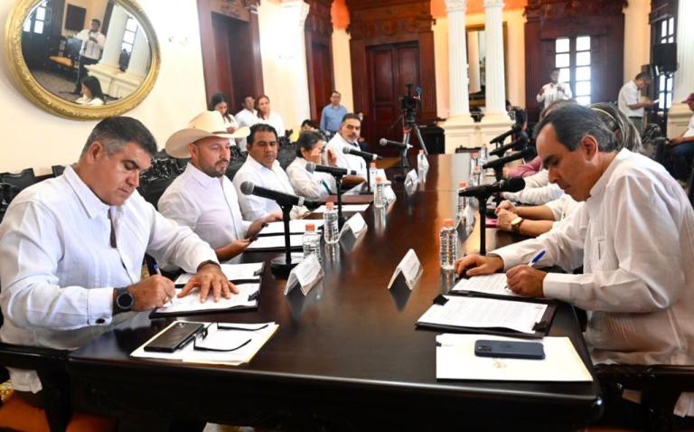 Autoridades  estatales y municipales de Tabasco y funcionarios del Fovissste en la firma del convenio. Foto: Cortesía.