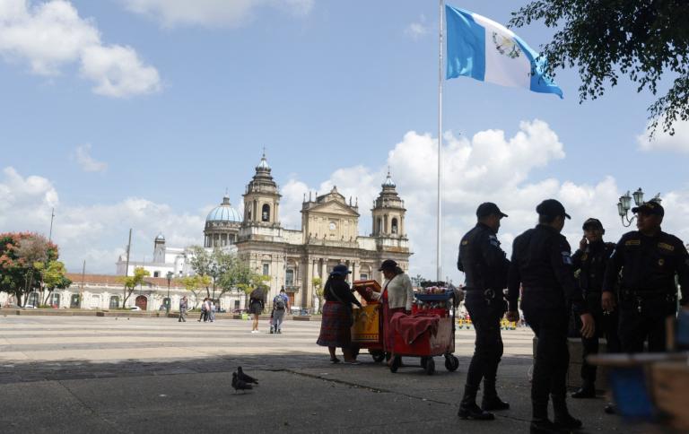 Policías en Guatemala hacen recorrido preventivos en vísperas de las elecciones presidenciales. Foto: Reuters.