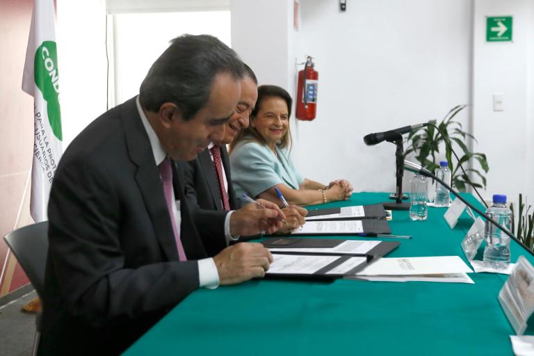 Los titulares de la Condusef y el Fovissste en la firma del convenio. Foto: Cortesía.