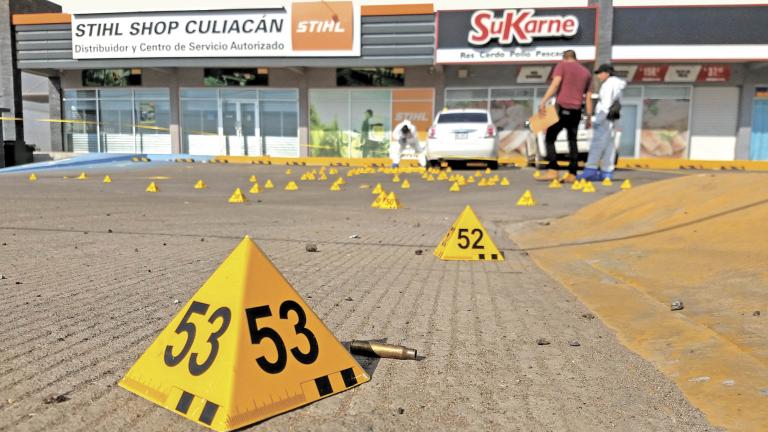 CULIAC��N, SINALOA, 06NOVIEMBRE2019.- Un agente de la Secretaría de Seguridad Pública de Sinaloa fue asesinado por un grupo de personas armadas, cuando se encontraba dentro de un vehículo estacionado en una plaza comercial del fraccionamiento Las Moras, al poniente de la ciudad. Las corporaciones policiacas informaron que la víctima fue identificada como Eduardo Triana Sandoval, de aproximadamente 30 años. Policías informaron que el agente era ex militar, pertenecía al Grupo �?lite de la PEP y estaba asignado como escolta del subsecretario de la SSP. El crimen ocurrió alrededor de las 07:15 horas en una plaza comercial, ubicada sobre el bulevar Jesús Kumate, en dicho fraccionamiento. FOTO: JUAN CARLOS CRUZ/CUARTOSCURO.COM