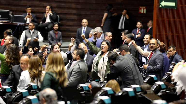 “Es un honor estar con Obrador”, arengaban los legisladores del grupo parlamentario de Morena. Foto EE: Hugo Salazar