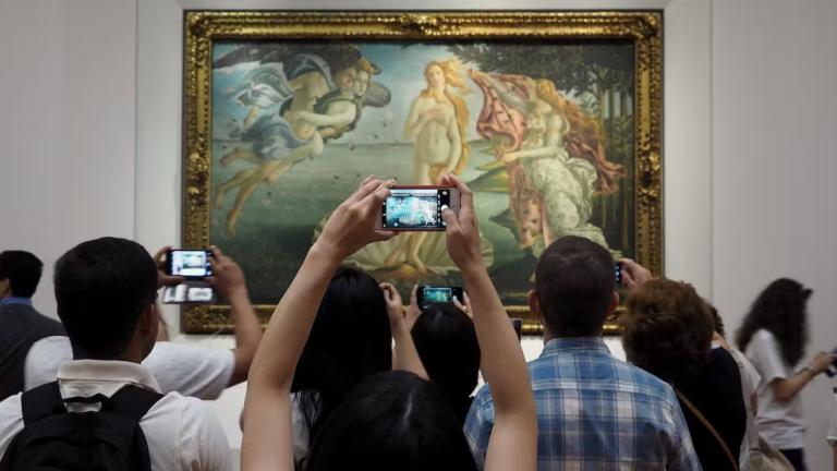 Turistas fotografiando 'El nacimiento de Venus', pintura de Sandro Botticelli, ubicada en la Galería de los Uffizi en Florencia, Italia. Foto: Shutterstock.