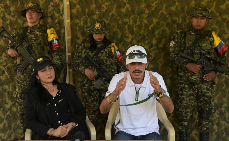 El jefe guerrillero, que aparece en la imagen vestido de civil y con una gorra, había condicionado el inicio de las negociaciones al regreso en vigencia del cese al fuego. Foto: Reuters